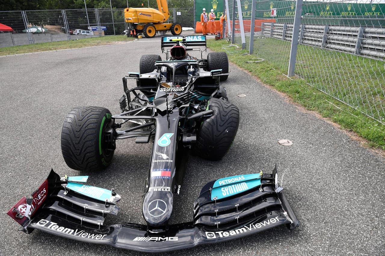 Esteban Ocon es campeón del Gran Premio de Hungría. La carrera se vio accidentada y detenida con bandera roja cuando Bottas se deslizó hacia la parte trasera del McLaren de Norris, quien se inclinó hacia el auto de Verstappen, y Bottas se estrelló contra el segundo Red Bull de Sergio Pérez. Stroll intentó zambullirse por el interior en la curva 1, pero golpeó el Ferrari de Charles Leclerc, que a su vez chocó contra Ricciardo. Vettel fue segundo y Hamilton consiguió la tercera posición.