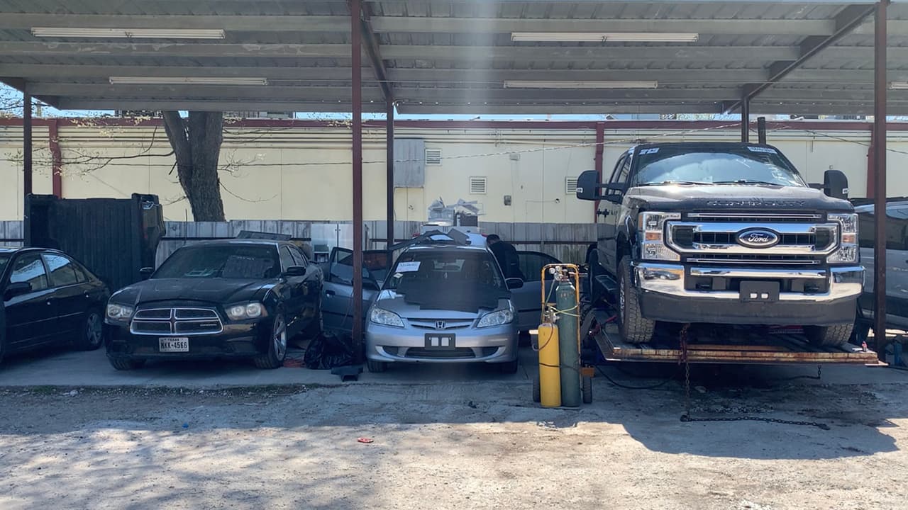 También verifica que el lote de autos esté registrado con la BBB Houston, y así también te puedes dar cuenta si hay quejas en contra de ese negocio.