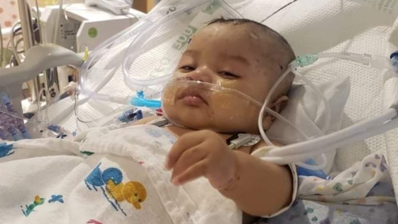 La mujer asegura que la niñera le dijo que el menor estaba mejor, que no se preocupara, pero más tarde la llamó y le dijo que estaba desmayado y que no estaba respirando bien.
<br>