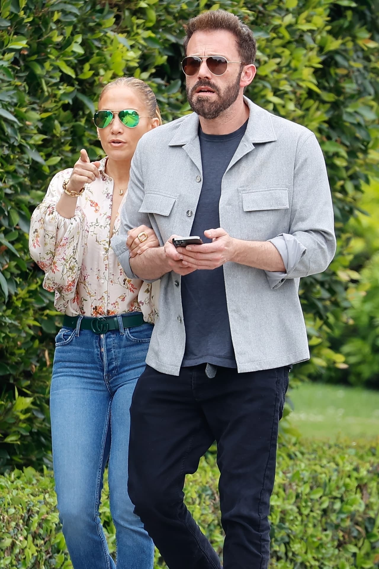 A pesar de ser perseguidos por los paparazzi, 
<b>intentan vivir su amor como una pareja normal,</b> por lo que en las últimas semanas se les ha visto realizar actividades cotidianas. En esta ocasión recogieron de la escuela a Samuel, el hijo menor de Ben.