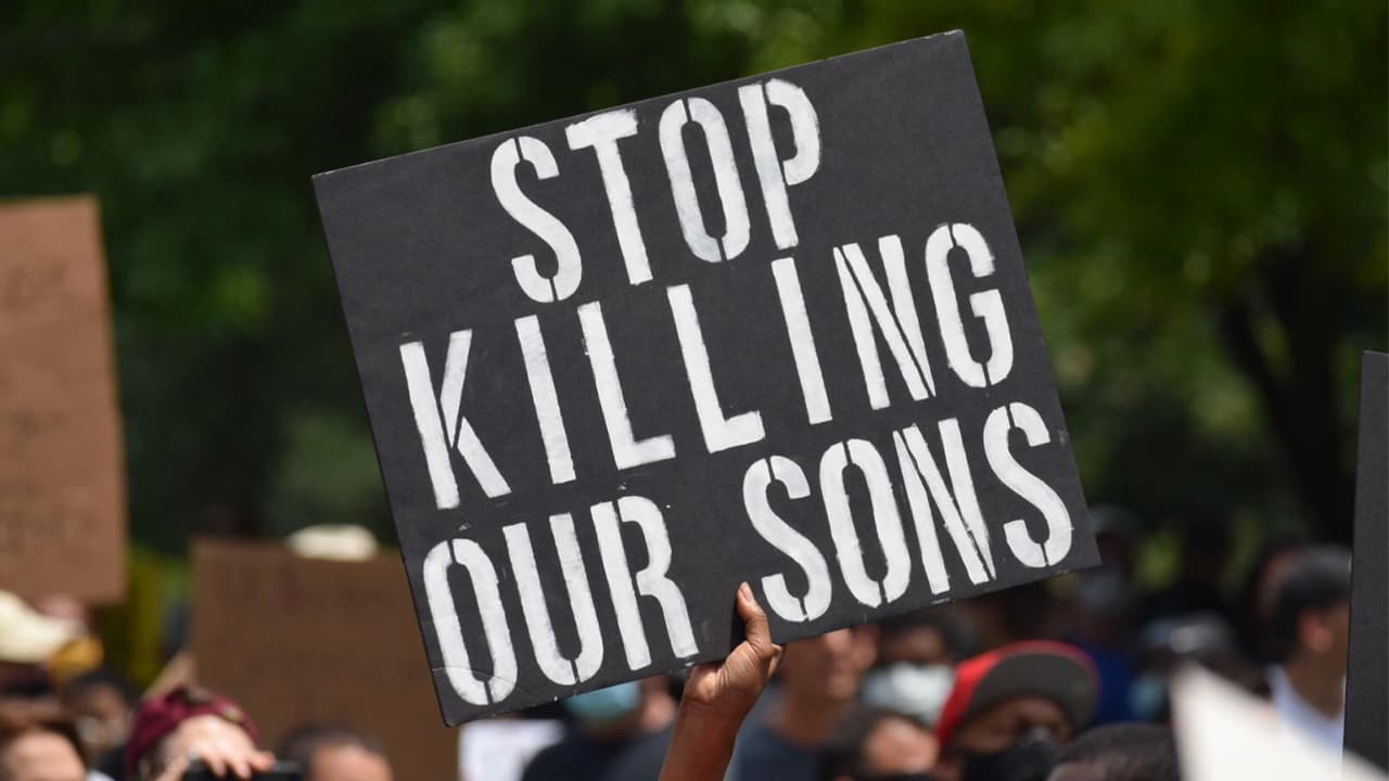 Miles de manifestantes se concentran en el ayuntamiento de Houston en apoyo a George Floyd