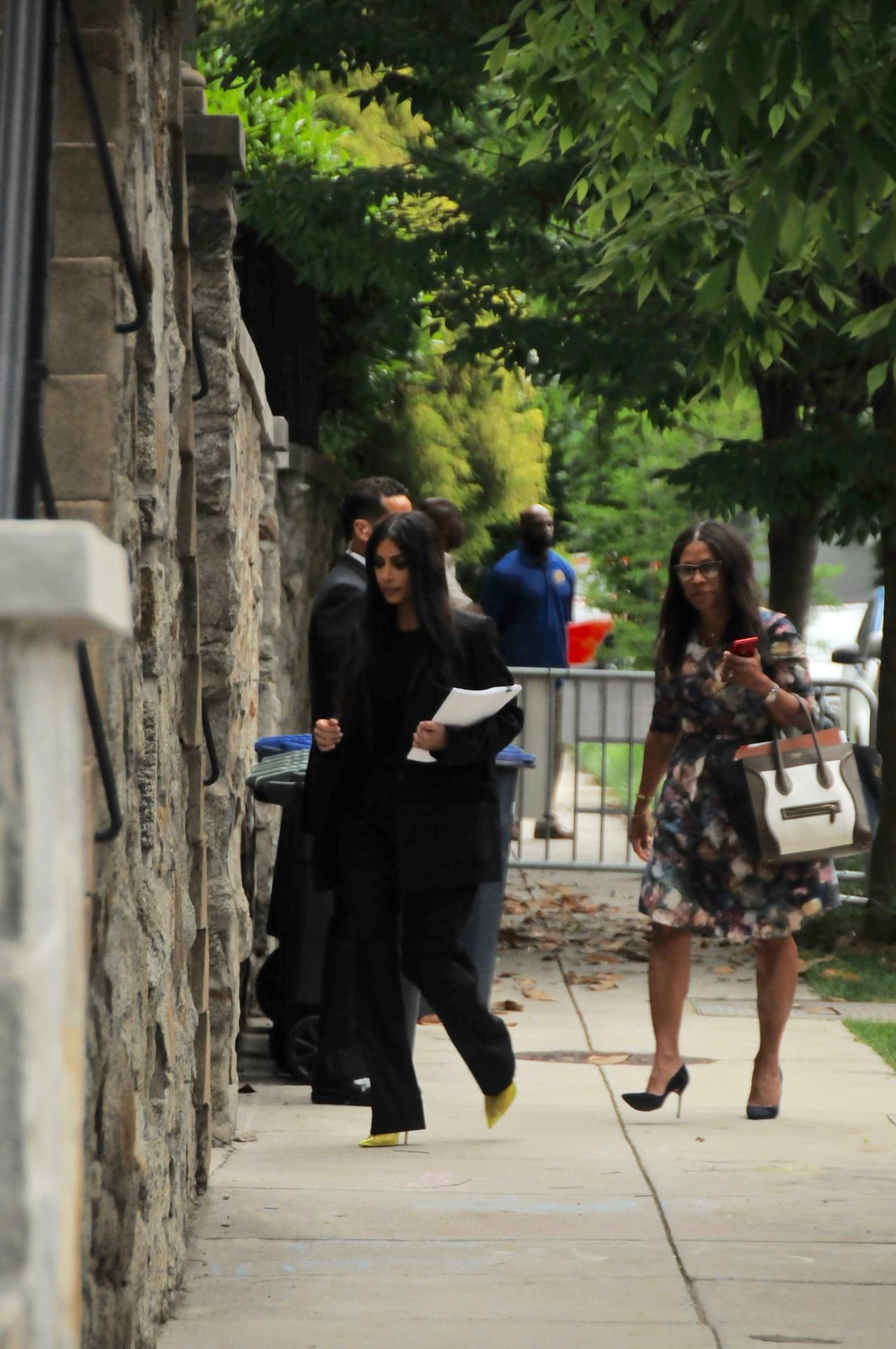 Johnson respondió al esfuerzo de la empresaria con una carta que Kardashian publicó en su Instagram. "Cuando hablé con la abogada Shawn Holley y ella reveló el nombre de mis benefactores, tuve que tomar un tiempo para procesar y digerir la noticia de que usted es una de ellos", escribió la reclusa.