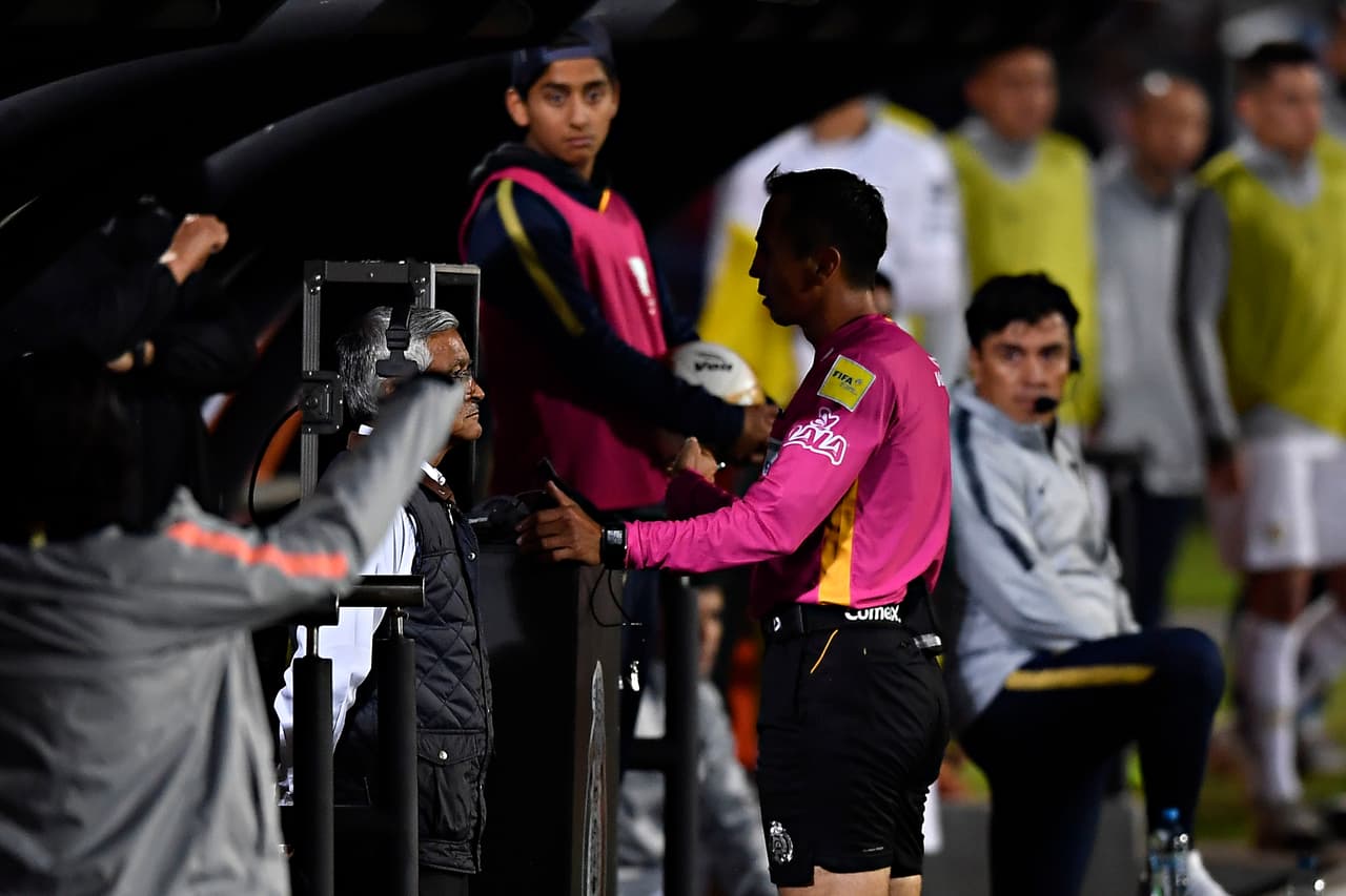 Pero a los 71 minutos se produjo una mano en el área universitaria. Quedaron las dudas y para esclarecerlas, se ervisó la jugada a través del Video Assistance Referee.