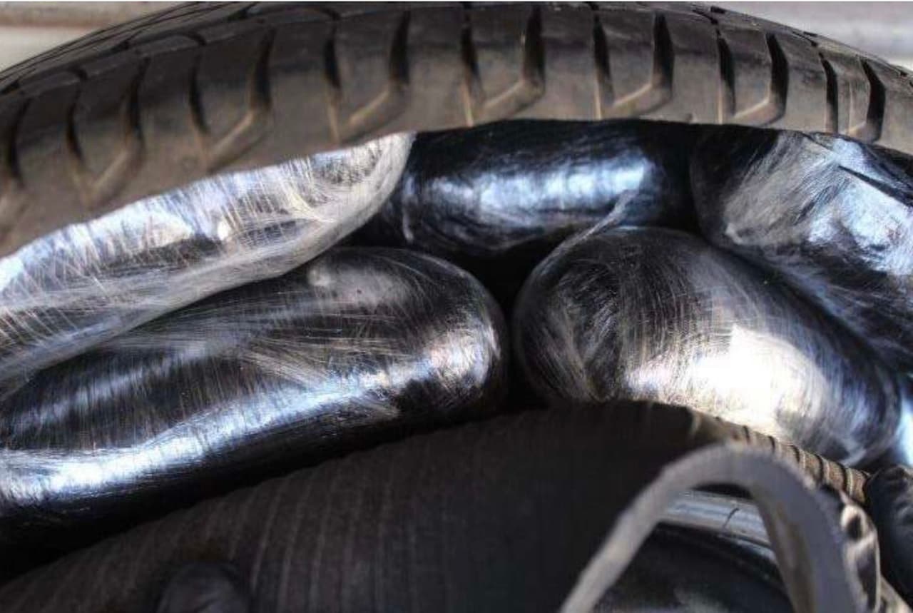 Oficiales de CBP de en Nogales incautaron 28 libras de metanfetamina y 6200 pastillas de fentanilo ocultas en la llanta de repuesto de un vehículo.