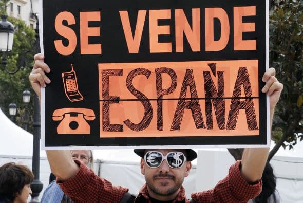 Con estos recortes el Gobierno busca darle un golpe a la crisis económica española; sin embargo, están teniendo una fuerte repercusión social, apuntaron medios.