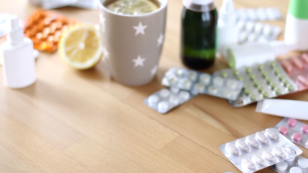 “Lo primero que la gente tiene que entender es que cuando tienes cualquier tipo de 
<a href="https://www.univision.com/local/houston-kxln/coronavirus-pruebas-covid-19-joseph-varon-resultados-houston-texas">enfermedad,</a> tienes que discutir el tratamiento que vas a usar con tu profesional de la salud”, advierte el Dr. Varón.