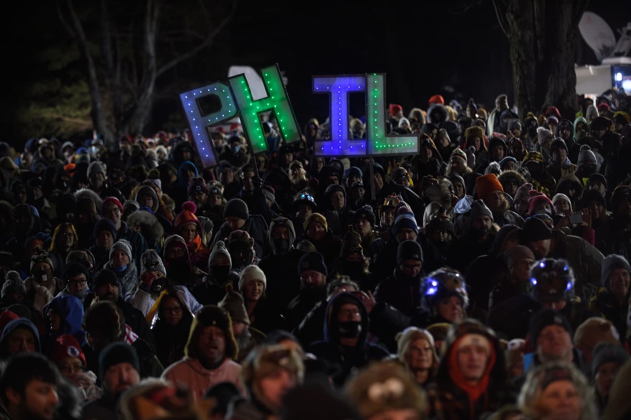 Inmigrantes alemanes trajeron esta tradición a Pensilvania, y en 1886 el editor del periódico local se asoció con un grupo de cazadores de marmotas para comenzar la leyenda de Punxsutawney Phil.
<br>