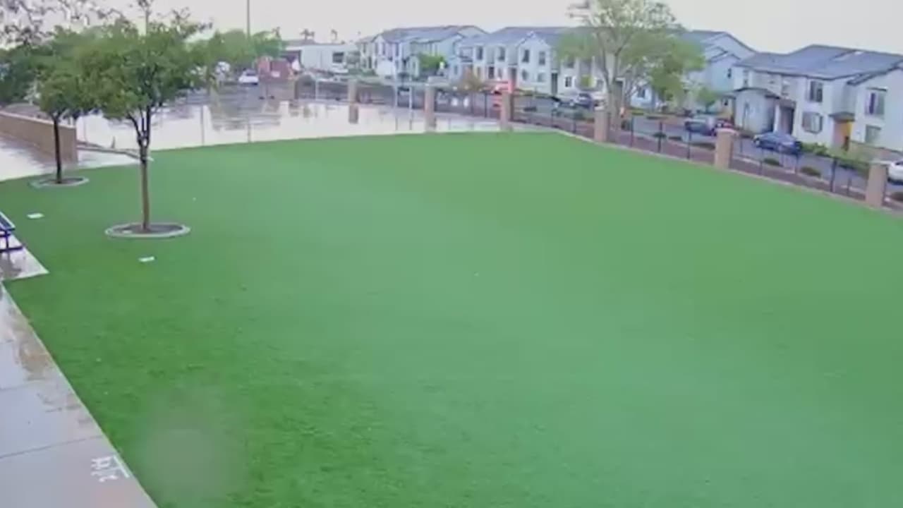 Rayo impacta techo de gimnasio escolar durante fuerte tormenta