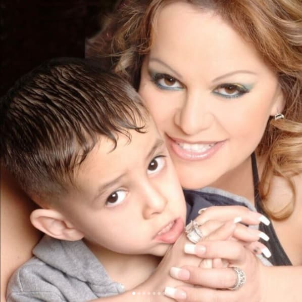 Juan Ángel López es el más pequeño de 
<b><a href="https://www.univision.com/musica/hijos-de-jenni-rivera-se-recuperan-poco-a-poco-de-la-tragedia">los cinco herederos</a></b> de la 'diva de la banda', Jenni Rivera.