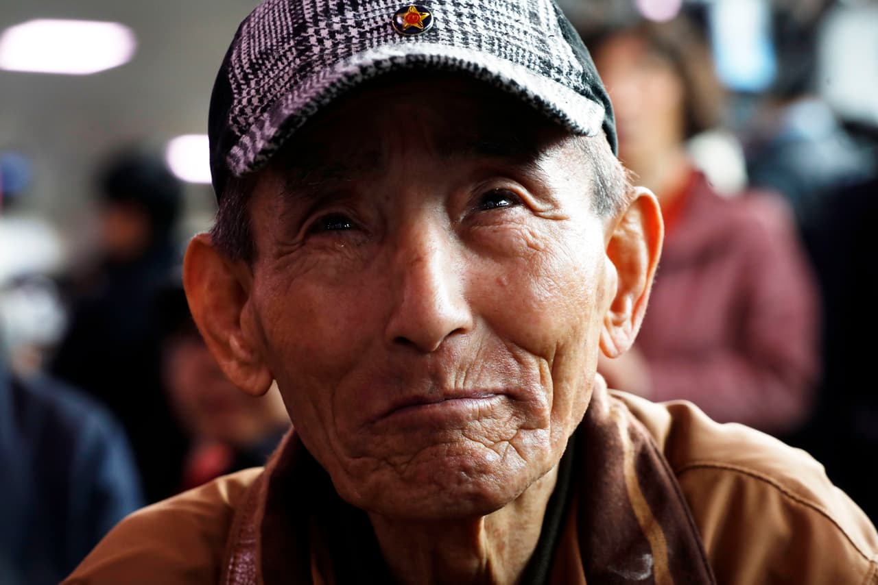 Un hombre surcoreano llora mientras mira por TV en una estación de tren en Seúl a Kim Jung-Un cruzar la zona desmilitarizada.
