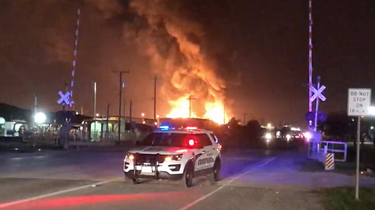 La policía local ha mantenido presencia en el área desde que se inició el siniestro.