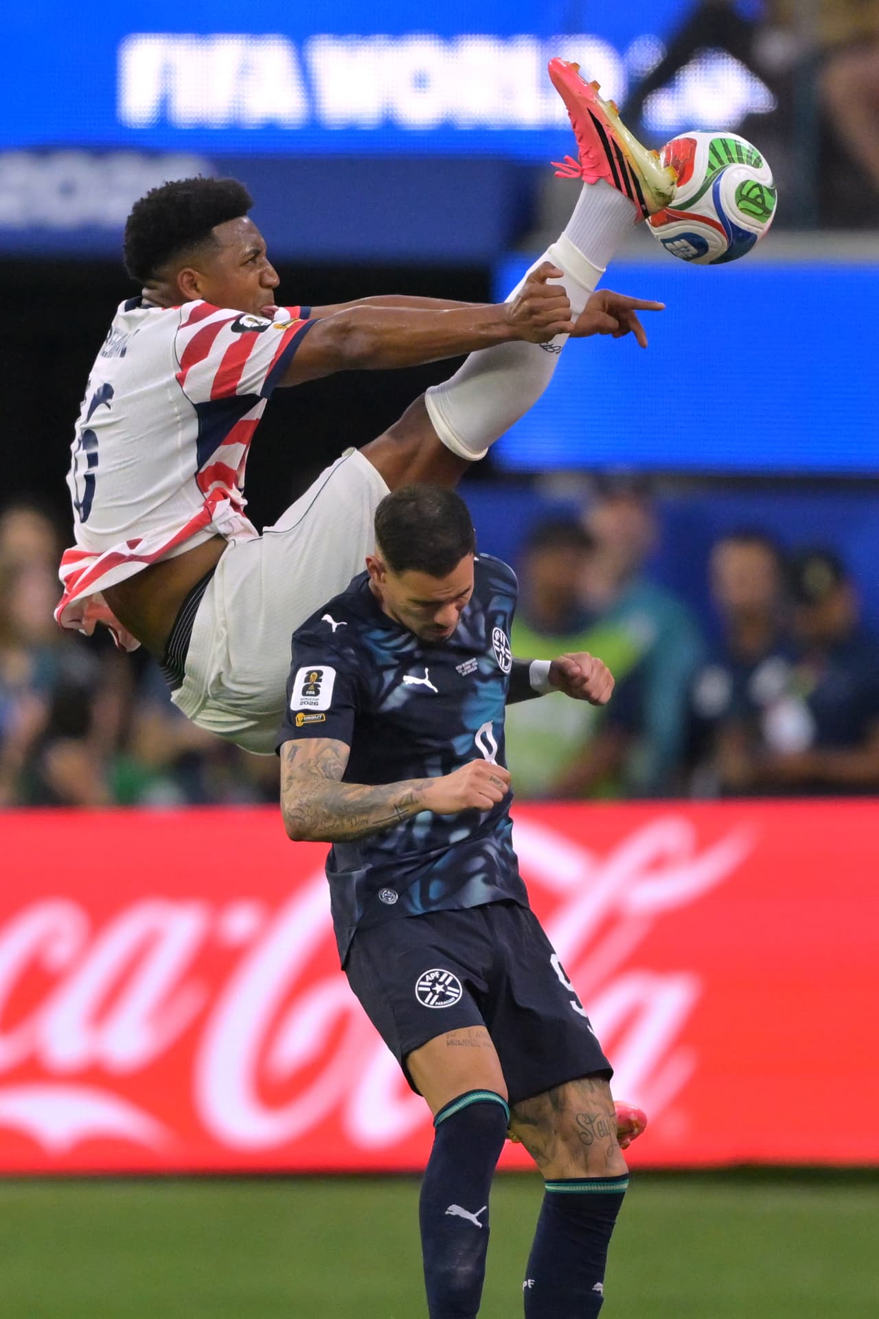 Alex Freeman, de Estados Unidos intenta alcanzar el balón por encima de Antonio Sanabria, de Paraguay.