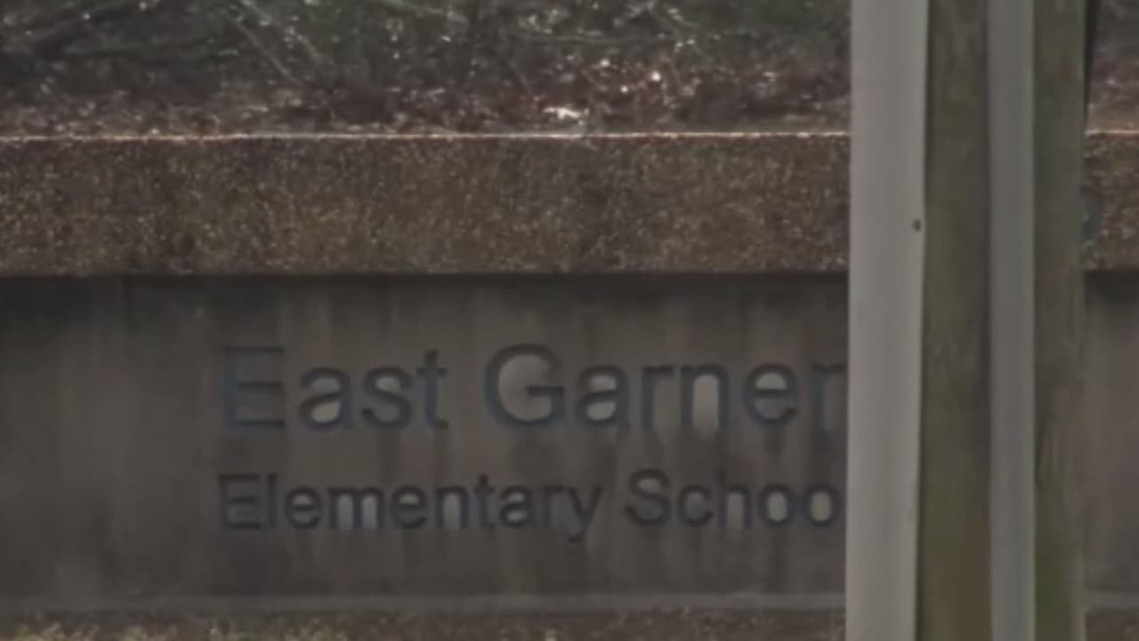 Mujer es acusada de incitar a un menor a agredir con un machete a una empleada escolar en Garner