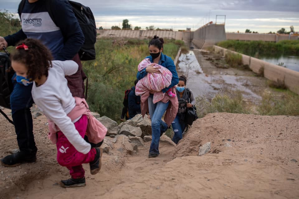 Había mujeres y niños entre los grupos detenidos este fin de semana en Yuma.