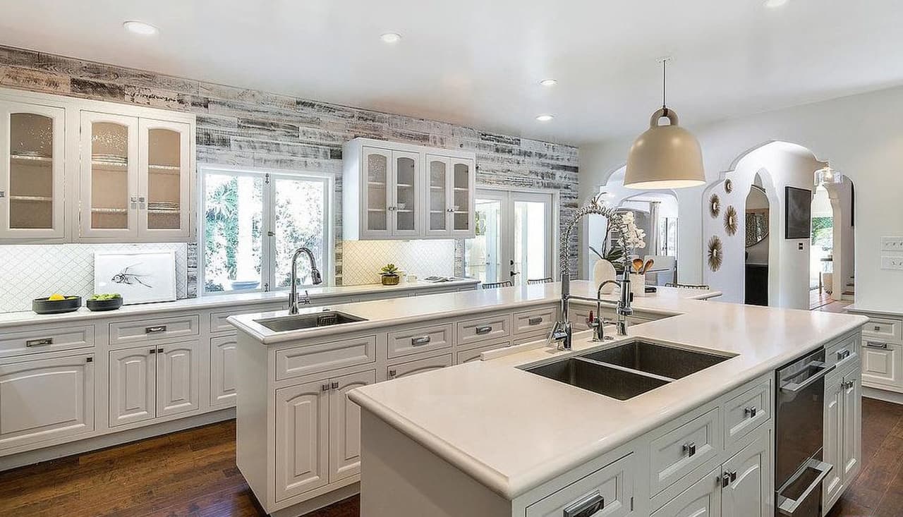 La cocina, completamente blanca, tiene un ambiente que combina lo moderno y rústico; además incluye electrodomésticos de alta gama.