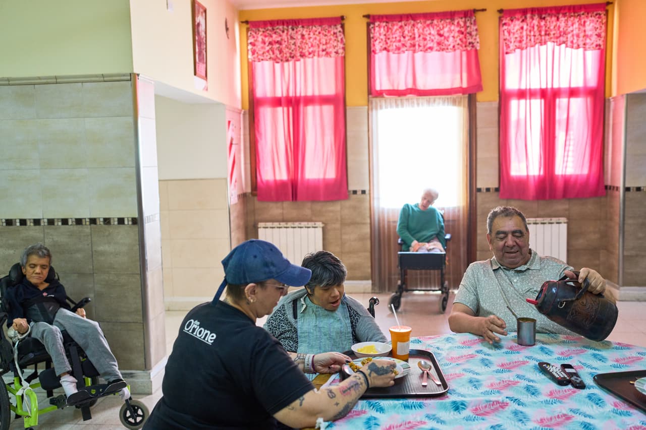Residentes se reúnen en un espacio común en el Pequeño Cottolengo Don Orione.