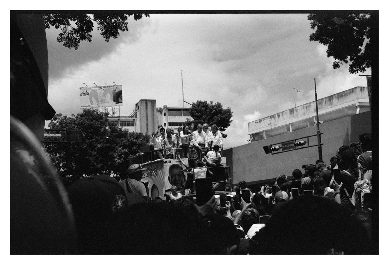 María Corina Machado fue impedida de ser candidata luego de una ilegítima inhabilitación política dictada por el poder judicial sometido a la dictadura.