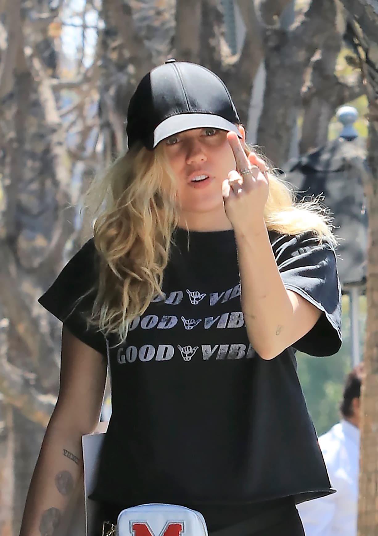 ¿Cómo olvidar a 
<b><a href="https://www.univision.com/temas/miley-cyrus">Miley Cyrus</a></b> en sus años de rebeldía? En esta ocasión, terminando un día de compras con su mamá Tish Cyrus, llevaba puesta una camisa con el mensaje "buenas vibras".