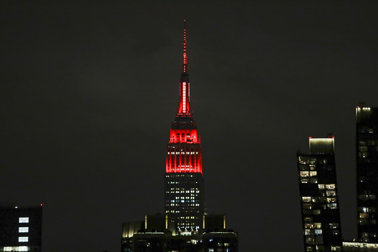 <b>Honor a las ambulancias en el Empire State</b>. Las luces decorativas del icónico edificio de Nueva York imitó las luces de las ambulancias, que han estado trabajando al máximo durante la crisis por el coronavirus en el estado. 31 de marzo.