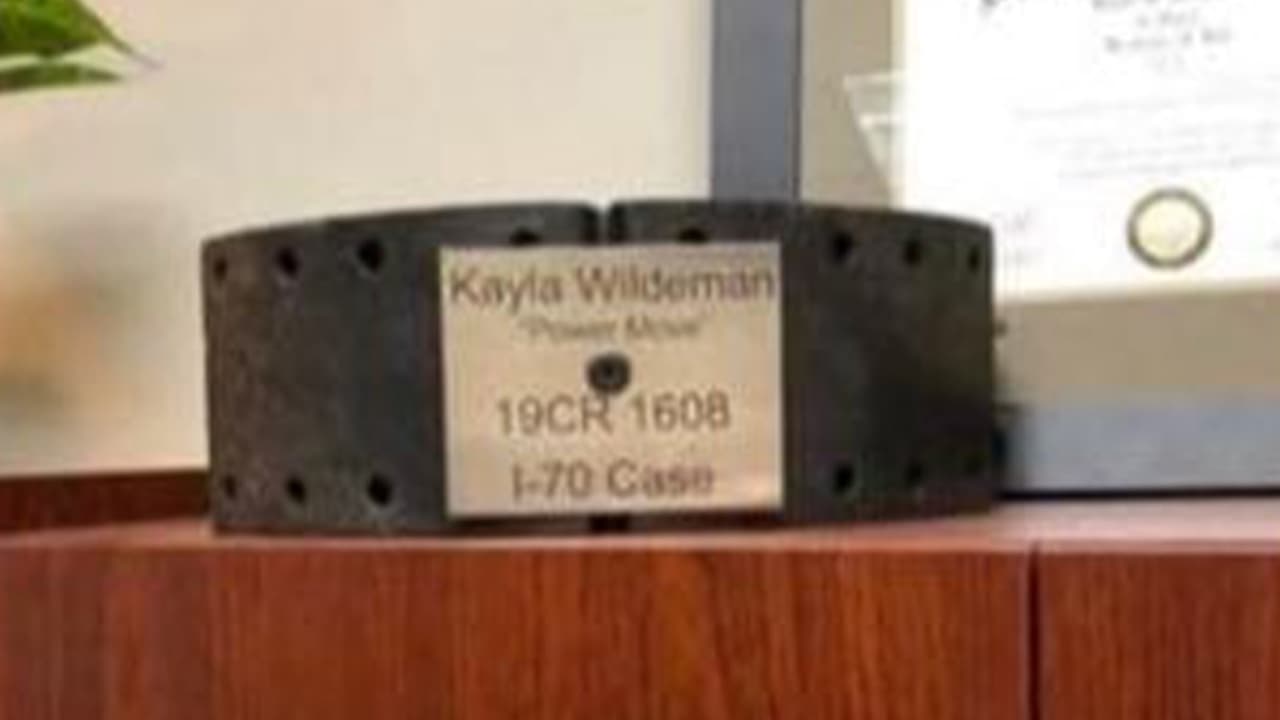 El regalo es un freno de camión, con el nombre de Kayla Wildeman, el número del caso, la 
<a href="https://www.univision.com/local/houston-kxln/condena-rogel-lazaro-aguilera-mederos-fotos">I-70 (carretera donde ocurrió el accidente)</a> y la frase "movimiento poderoso".
<br>
<br>"¡Las palabras nunca transmitirán la suerte que tengo de haber tenido la oportunidad de aprender de ti!", termina el mensaje de la fiscal.