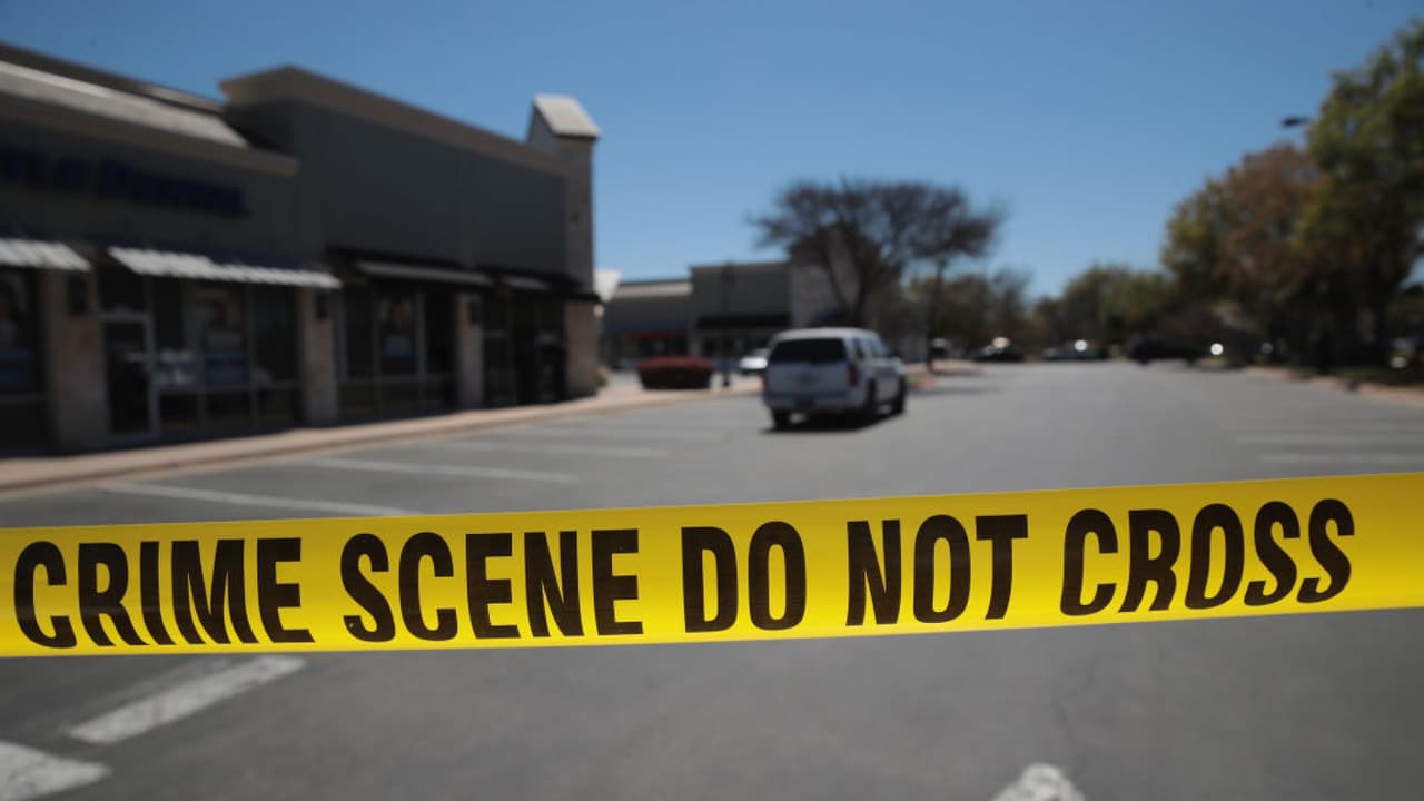 De acuerdo con las autoridades, los tiroteos en la ciudad incrementaron alarmantemente durante todo este pasado fin de semana largo por el 4 de Julio. En total se registraron 85 heridos y 18 muertos. Entretanto, se espera que en la tarde de este martes el superintendente de policía David Brown se pronuncie sobre la intensa ola de violencia que azotó a la ciudad.