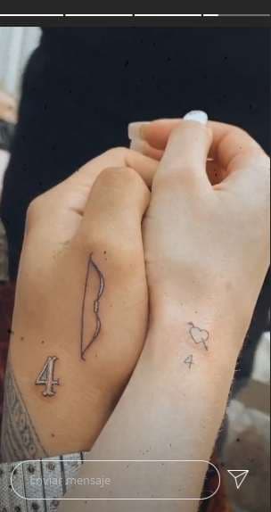 En su muñeca ambos llevan el
<b>número 4</b>, pues es el día en que iniciaron su noviazgo. Además lo complementaron, Nodal tiene un
<b> arco</b> y la 'Ratoncita' un
<b>corazón flechado</b>.
<br>