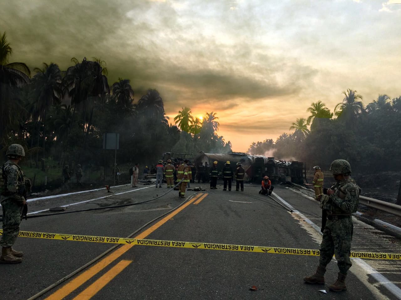 El incidente se produjo a las 6:30 AM (hora local), en la localidad de Petacalco, en Guerrero, y cerca de los límites del estado de Michoacán. Entre los fallecidos están los dos conductores.