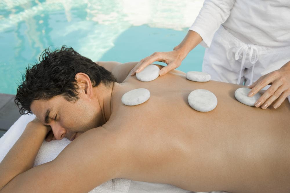 Hacia finales de año tendrás la oportunidad de poder ir a un sitio donde haya aguas termales u otro tipo de tratamiento natural que te vendrá muy bien, no deseches esa oportunidad pues lo te conviene para que cuando comience el 2018 estés en la mejor de las formas.