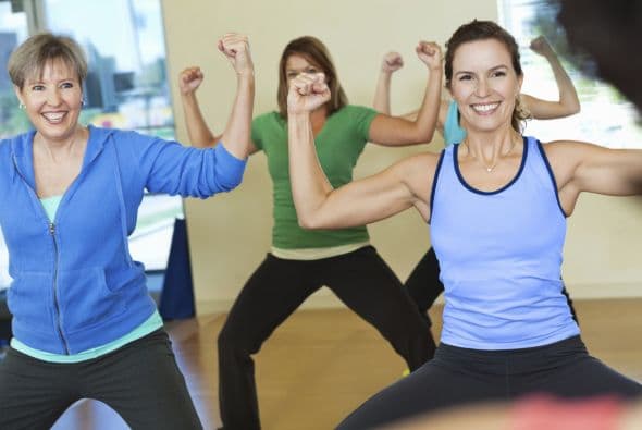 Para los que se hacen con mancuernas, forma un puño con tu mano.