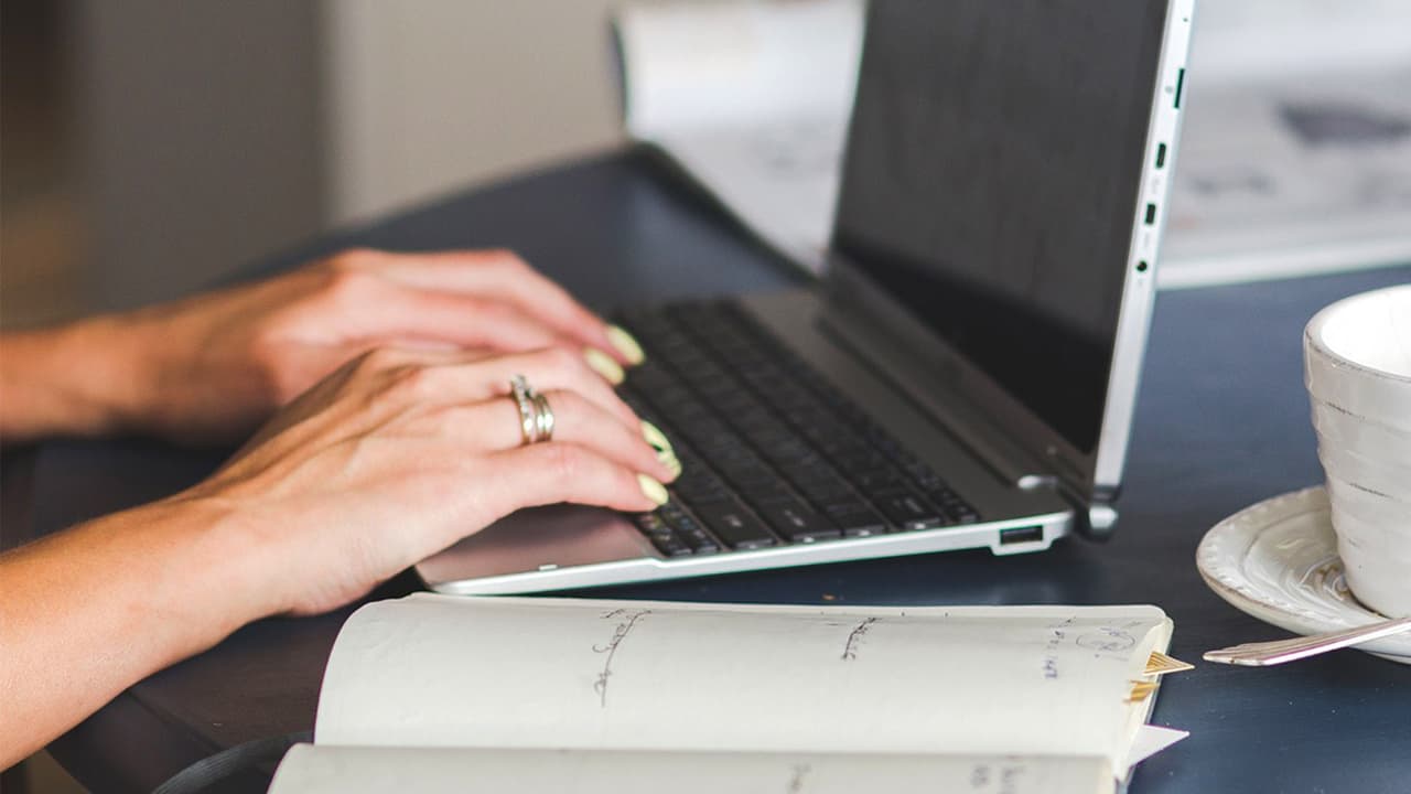 <b>¿Cómo solicito la ayuda económica?</b>
<br>Si estás interesado en registrarte para esta ayuda económica debes 
<a href="https://crf2dependents.aidkit.org/apply/wsfed?lang=en" target="_blank">registrarte en esta página</a> y llenar tu información básica y tener a la mano una identificación con fotografía.
<br>
<br>
<br>Las aplicaciones 
<b>comenzaron el 31 de octubre y cierran el próximo 9 de diciembre</b>. 
<br>
<br>A finales de diciembre se abrirá otra ronda de aplicaciones para indocumentados y trabajadores domésticos, según la convocatoria. 
<br>