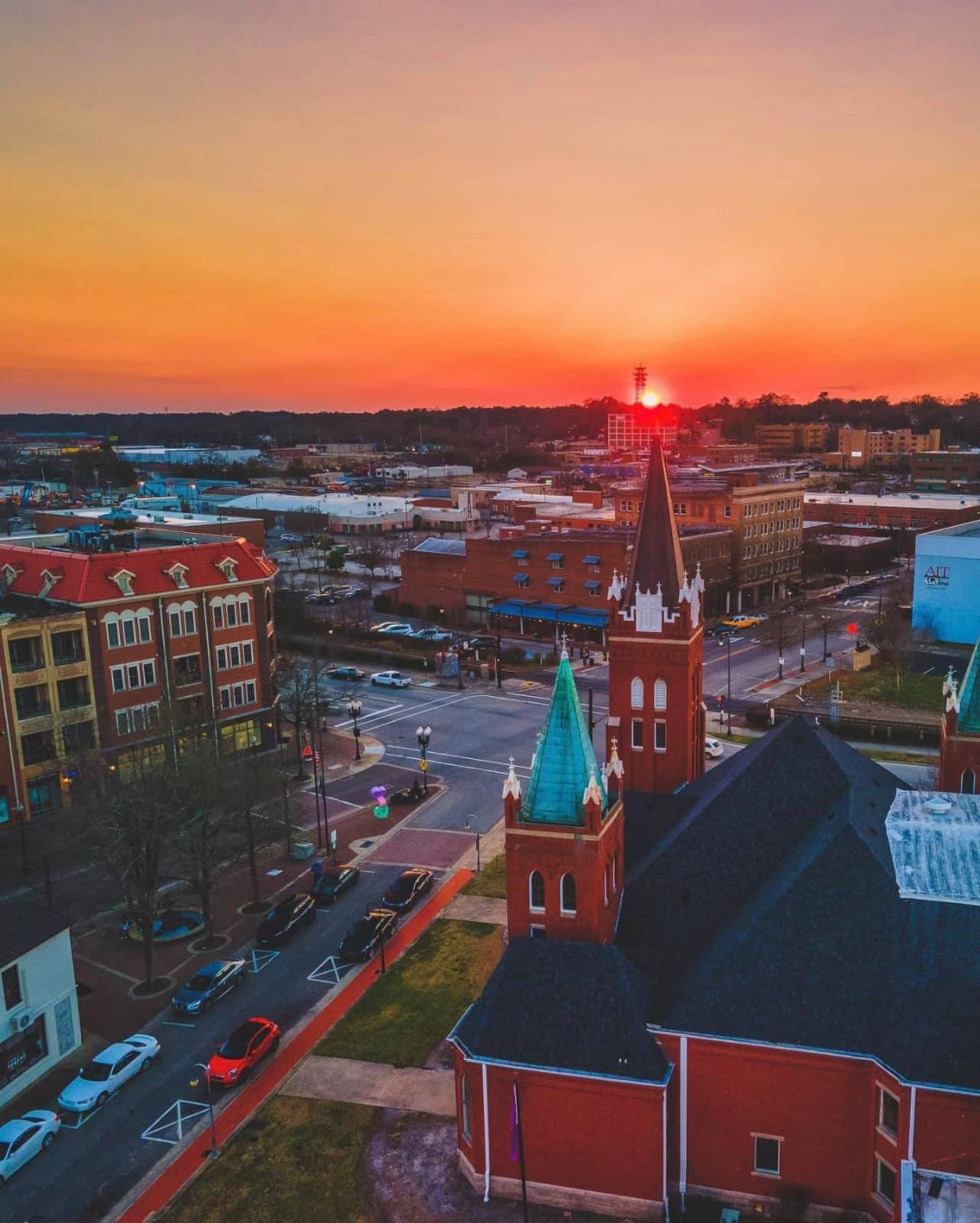 <b>Fayetteville</b>. Fayetteville es conocida como la ciudad natal de Estados Unidos, gracias a la gran instalación militar en Fort Bragg. Para muchos es uno de los mejores destinos para las vacaciones de primavera en Carolina del Norte. El Jardín Botánico Cape Fear -por ejemplo- es el lugar perfecto para caminar y disfrutar de hermosos paisajes florales.
<br>
<br>
<b><a href="https://goo.gl/maps/umw5iTpMFP32Mfex6">Cómo llegar</a></b>
