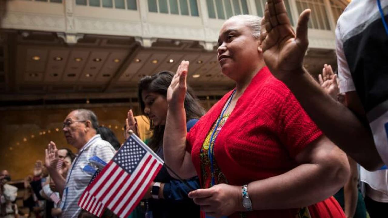 Las personas elegibles deben 
<b>tener al menos 18 años;</b> contar con Tarjeta de Residente Permanente; haber sido residentes permanentes de los Estados Unidos por los últimos 5 años, o 3 años si están casados con un ciudadano estadounidense, entre otros requisitos.