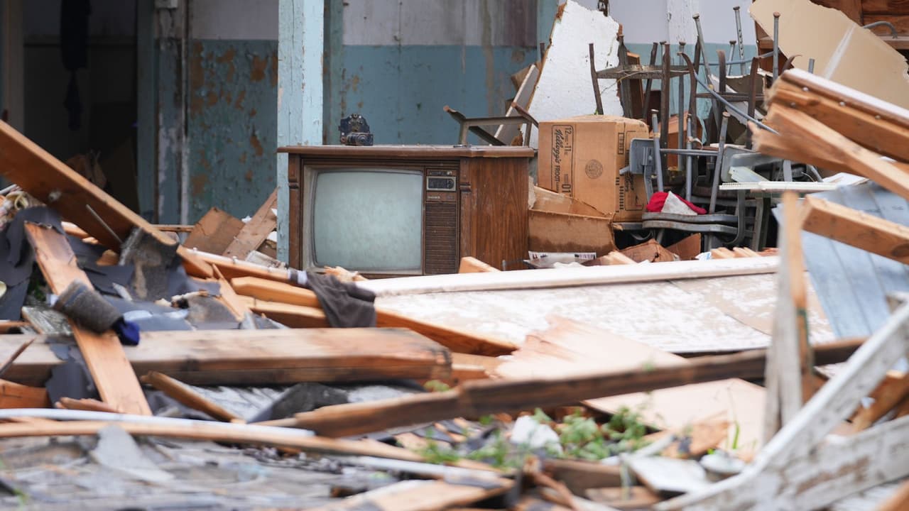<h3 class="cms-H3-H3">El tornado EF3 en Mineral Wells alcanzó vientos de hasta 145 mph</h3> Un tornado EF3 
<b>corresponde a vientos estimados entre 136 y 165 mph,</b> según la escala del Servicio Nacional de Meteorología. 
<br>Esa escala no mide solo lo que marca un radar, también 
<b>se basa en el daño que dejó el tornado en tierra. </b>
<br>En Mineral Wells,
<b> la estimación preliminar fue de hasta 145 mph. </b>
<br>Eso ubica al tornado en una categoría 
<b>capaz de causar daños graves en viviendas, negocios y estructuras industriales. </b>
<br>
<a href="https://www.univision.com/local/dallas-kuvn/mineral-wells-tornado-texas-danos-heridos-toque-de-queda" target="_blank">El impacto se registró durante una jornada de tormentas severas en el norte de Texas.</a> Mineral Wells, ubicada en el condado de Palo Pinto, 
<b>fue una de las zonas más afectadas por el sistema.</b>