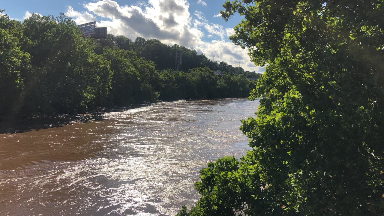 En Filadelfia, el río Schuylkill podría subir a casi 14 pies el martes por la noche, dijo el comisionado de bomberos Adam Thiel. 
<br>
<br>"Tenemos múltiples rescates de agua en progreso en toda la ciudad", dijo Thiel. "Hemos enviado recursos de ayuda mutua al condado de Delaware, estamos en contacto con FEMA ... Mientras la lluvia ha terminado, lo peor de esto está por venir".