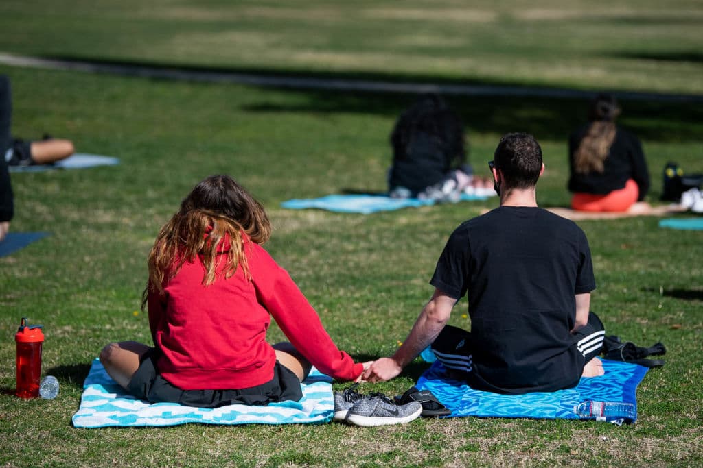 Otras parejas optaron por una sesión de yoga en el parque, como esta en Malibú, California.