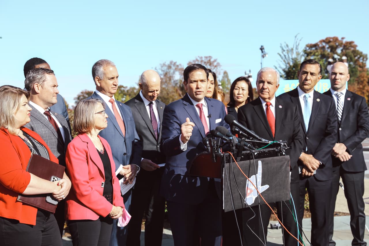 “Está haciendo lo posible por ayudar al régimen”: legisladores piden a Biden acciones en Cuba