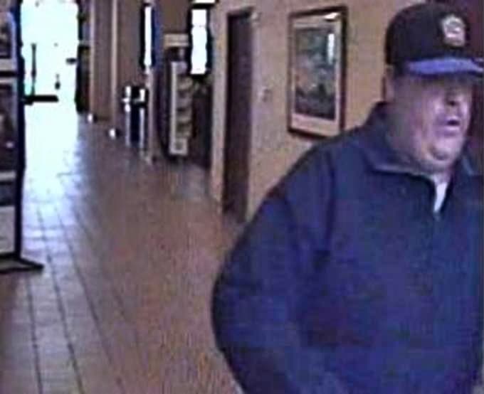 El ladrón suele llevar una gorra con el logo de los Golden State Warrios o los Raiders de Oakland.