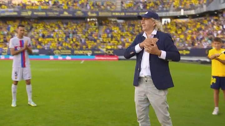 El salvadoreño recibió el cariño de la gente en el estadio Ramón de Carranza que no lo olvida.
<br>