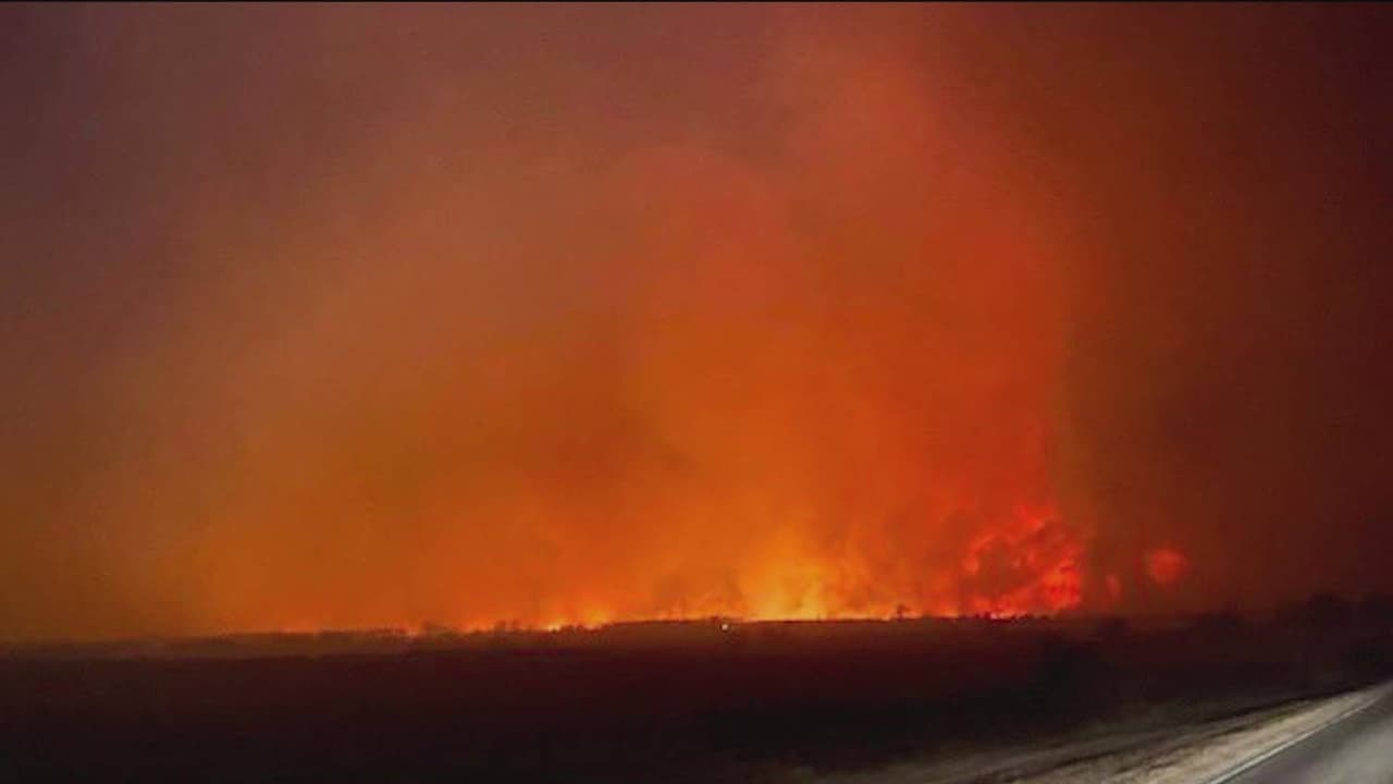 Se estima que el área en donde se registra la emergencia equivale a más de 45,000 acres quemados, es decir, 333 veces la dimensión del estadio de fútbol americano de los Dallas Cowboys.