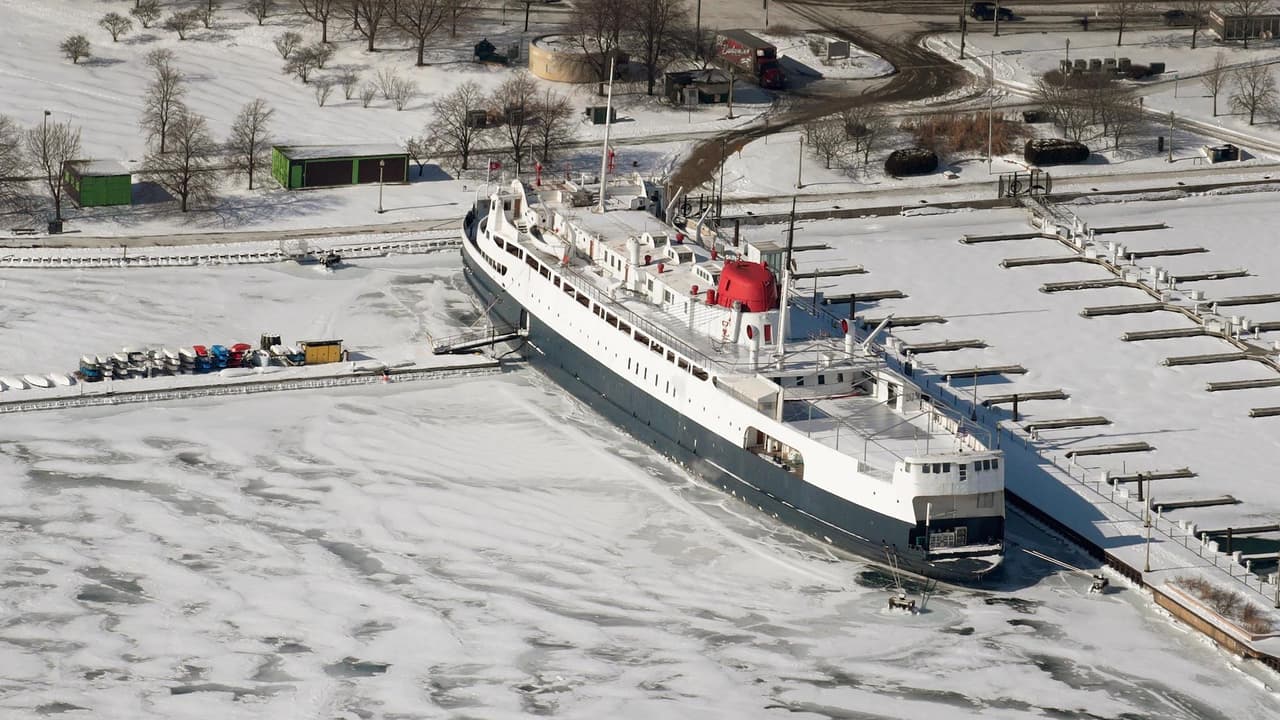El hielo rodeó un barco a lo largo de la orilla del Lago Michigan, creando la ilusión visual de que no se encontraba en el agua. Las temperaturas máximas se mantuvieron en negativos de doble dígito, imponiendo el nuevo récord de -10 grados Fahrenheit, como la temperatura alta más baja que se sintió un 30 de enero.