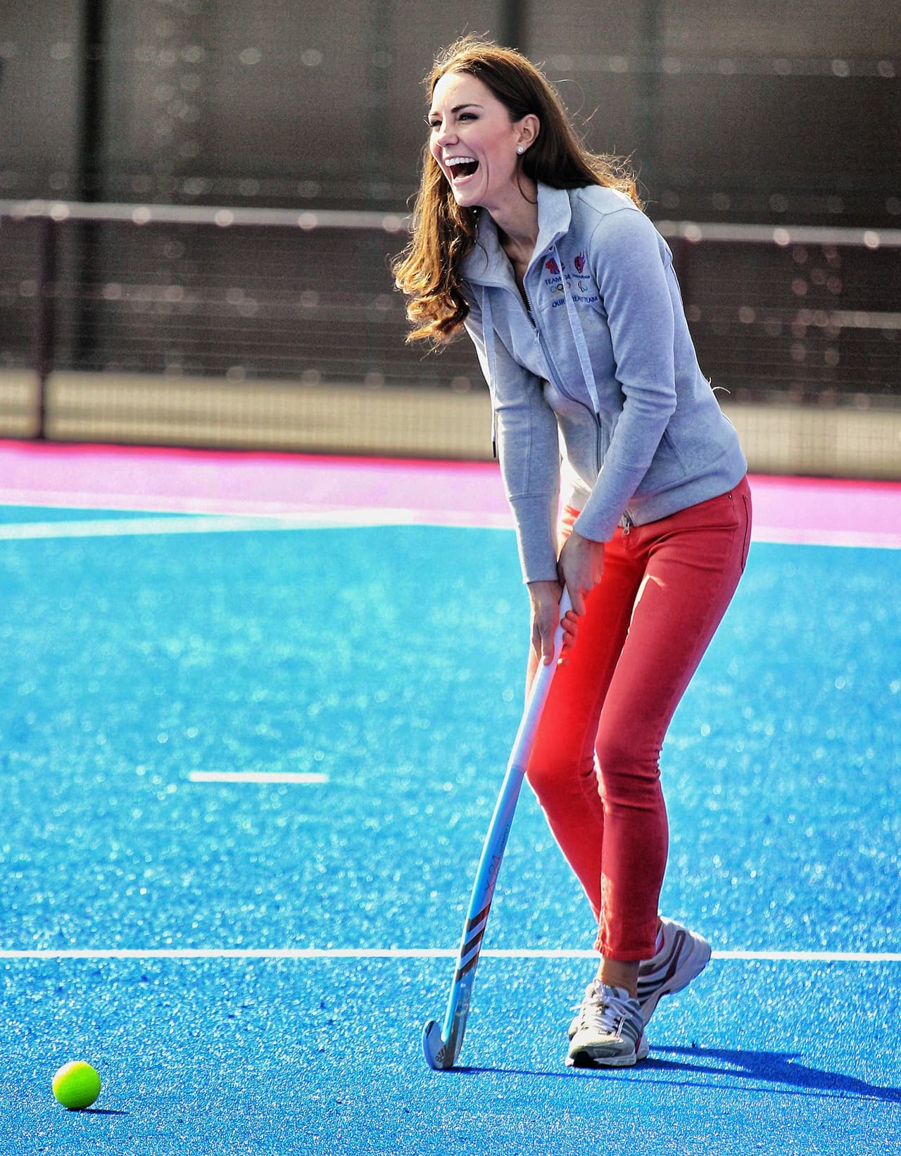 Uno de sus deportes favoritos es el hockey. Aquí participa en un juego con el equipo nacional británico en la arena Riverside.