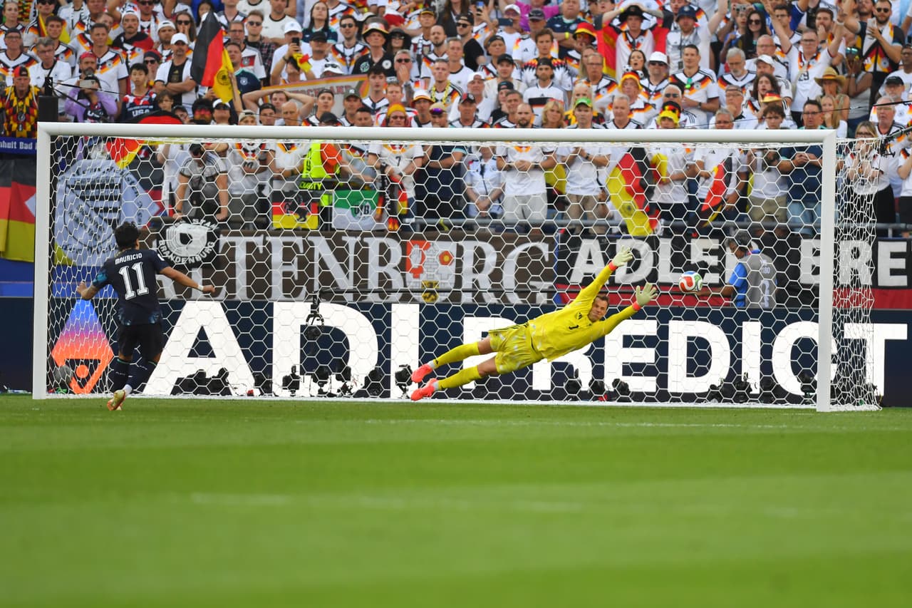 El paraguayo Mauricio (11) marca un gol en la tanda de penales ante el portero de Alemania, Manuel Neuer (1), durante el partido de dieciseisavos de final de la Copa del Mundo en Foxborough, Massachusetts, cerca de Boston, el lunes 29 de junio de 2026.