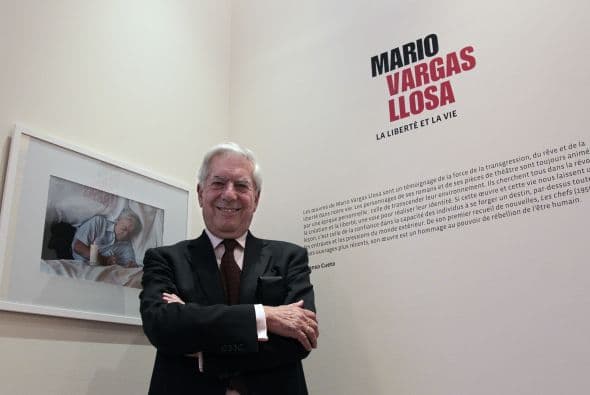 Comprometido en su escritura, algo que le ha valido colocarse entre los enemigos de las dictaduras, Vargas Llosa, que da clases actualmente en la Universidad Princeton (Estados Unidos), también se lanzó en la aventura política en Perú.