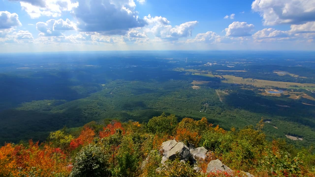 El parque de 4,058 acres se encuentra en el extremo suroeste de las montañas Cohutta, cerca de Cohutta Wilderness.