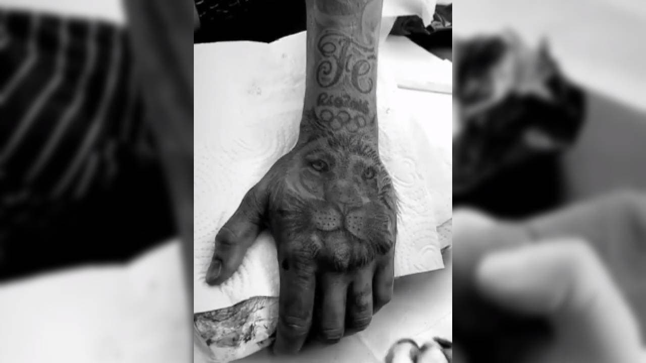 Un asombroso león figura en su mano izquierda.