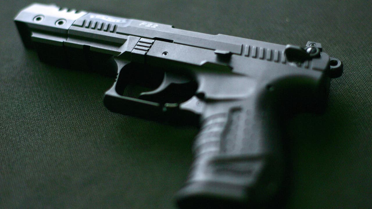 El Comité Judicial de la Cámara de Representantes convocó una sesión de emergencia para discutir la violencia con armas en Estados Unidos. La congresista de Texas, Sylvia García, quien forma parte de este comité, le explica a Jorge Ramos lo que ella y sus colegas le proponen al presidente Biden.