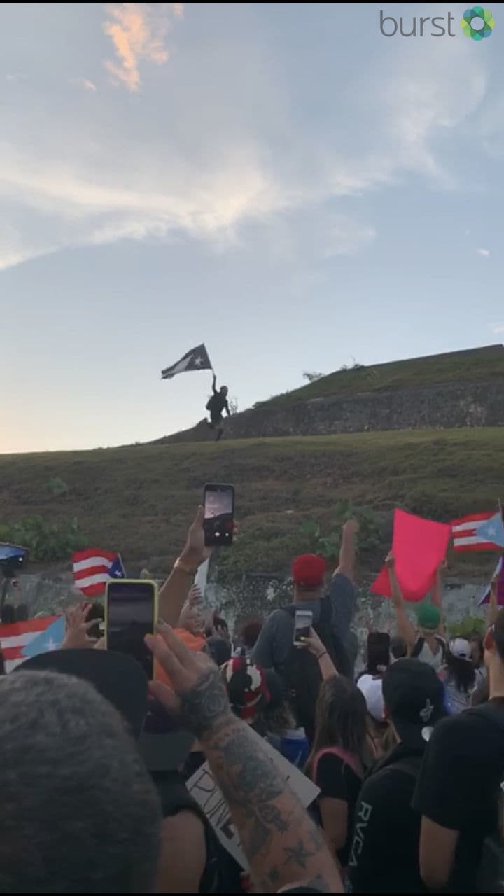 Todos documentan lo que está pasando con sus celulares, hoy lo comparten con nosotros a través de una herramienta de 
<a href="https://www.burst.com/05j770fe" target="_blank">periodismo ciudadano. </a>