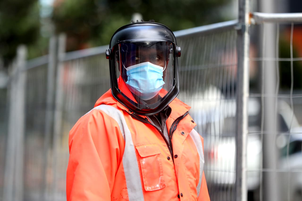 Un guardia de seguridad cuidaba una plaza comercial en Nueva Zelanda en julio de 2020.