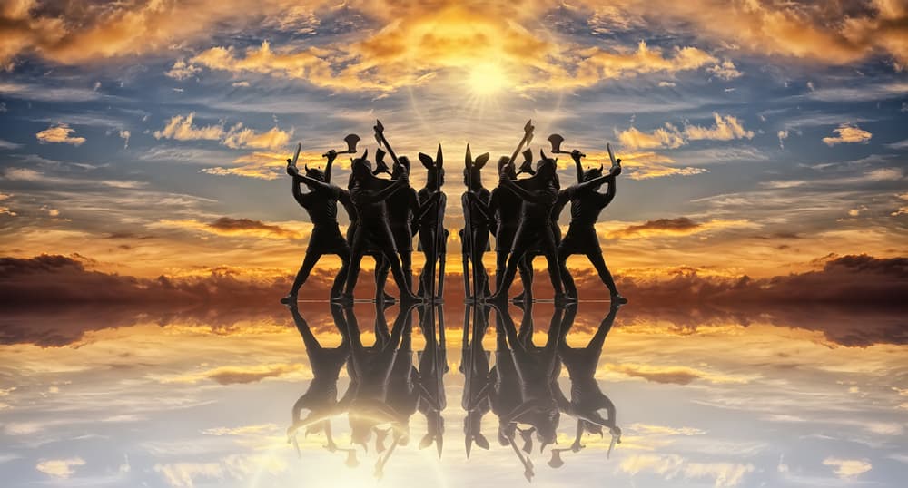 Todo esto parece tener su origen en la mitología nórdica en la era precristiana. A un banquete en el 
<b>Valhalla</b> fueron invitados doce dioses. 
<b>Loki</b>, el espíritu de la pelea y del mal, se coló por las buenas, con lo que el número de los presentes llegó a trece. En la lucha que se produjo para expulsar a Loki, 
<b>Balder</b>, el favorito de los dioses, encontró la muerte.