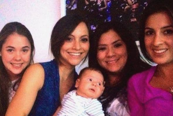 ¡Bruce siempre tiene día de visitas! Su tía Maity no se cansa de verlo.